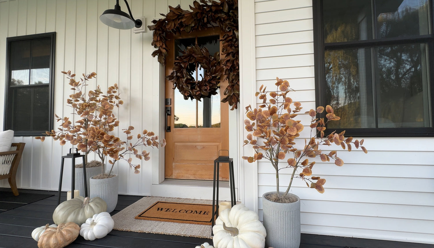 Bring autumn to your doorstep with our fall front porch ideas. | Afloral